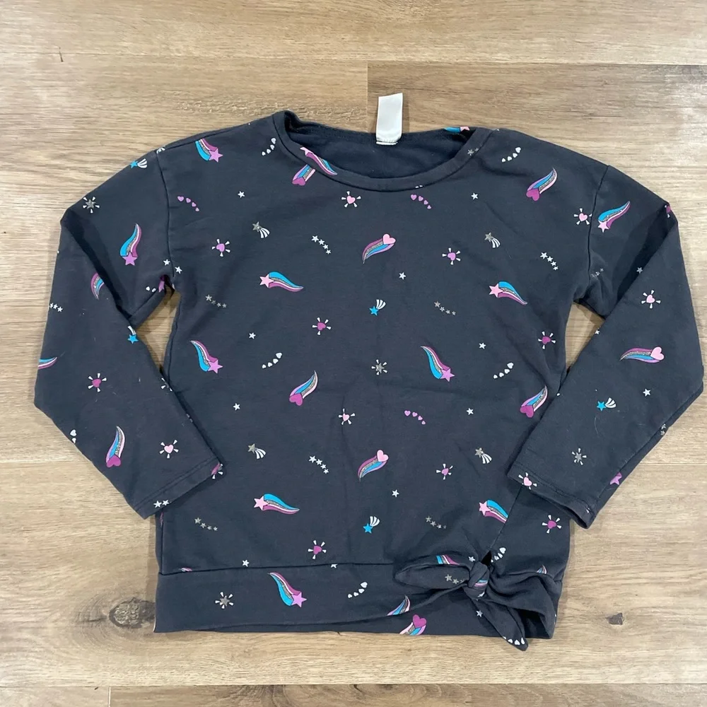 Girls, long sleeve OshKosh B’Gosh gray top with hearts and‎ stars (size 7)